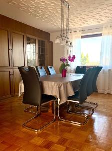 a dining room with a table and some chairs at Ferienwohnung Waldhütter in Schwarzenbach an der Saale