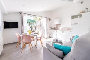 a living room with a table and a couch at Bois Flottés - Maisonnette 700m mer in Pornic