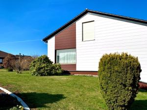 a house with a bush in front of it at Ferienwohnung Waldhütter in Schwarzenbach an der Saale