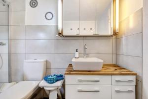 a bathroom with a sink and a toilet and a tub at Am Weserradweg in Porta Westfalica +14 photos