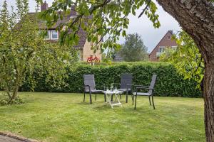 two chairs and a table in the grass at Am Weserradweg in Porta Westfalica