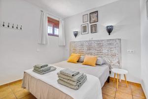 a bedroom with a bed with towels on it at Dulce Amor in Casas Abiar +25 photos