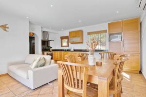 a kitchen and dining room with a table and chairs at Dulce Amor in Casas Abiar