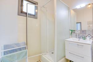 a bathroom with a shower and a sink at Appart - Sète quartier des Artistes in Sète +8 photos