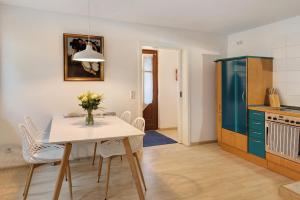 a kitchen and dining room with a table and chairs at Ferienwohnung im Denkmal in Havelberg