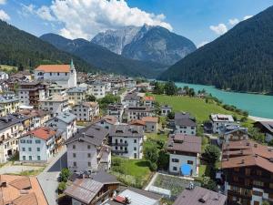 a village with a lake and mountains in the background at Ciasa Da Rin in Auronzo di Cadore