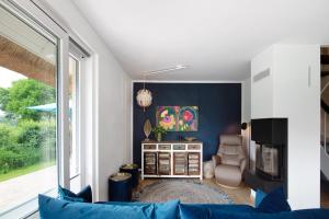 a living room with a blue accent wall at Ferienhaus Weltenbummler in Pepelow