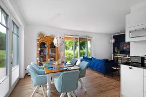 a kitchen and living room with a table and chairs at Ferienhaus Weltenbummler in Pepelow