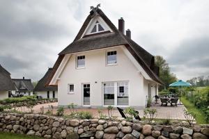a white house with a gambrel roof at Ferienhaus Weltenbummler in Pepelow