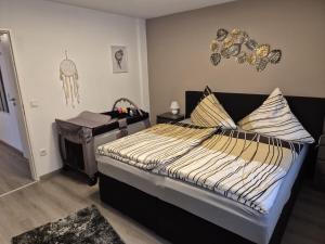 a bedroom with a large bed and a desk at Neu 4 Zi Kü Bad Coll-mar in Neunkirchen