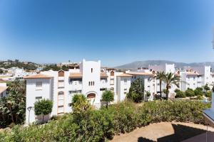 a view of a city with white buildings at Apartamento Los Iris in Mijas