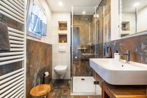 a bathroom with a sink and a toilet at Ferienhaus Unterm Schloss in Bautzen +18 photos