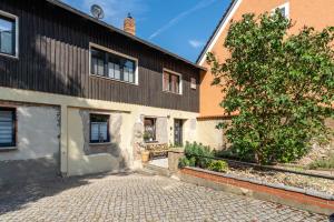 a cobblestone street in front of a building at Ferienhaus Unterm Schloss in Bautzen