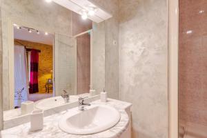 a bathroom with a sink and a mirror at La Noyeraie - Chambre d'hotes in Saint-Amand-de-Coly