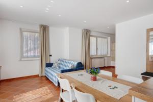 a living room with a table and a couch at Casa Colìn in Bresimo
