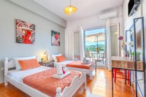 a bedroom with two beds and a balcony at Maestro Apartment in Gaios