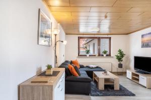 a living room with a couch and a table at Ferienwohnung Hennen in Witzenhausen