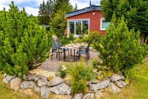 a garden with a table and chairs in front of a house at Ferienhaus Chalet Bergblick in Stryck