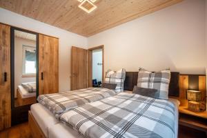 ein Schlafzimmer mit zwei Betten und einem Fenster in der Unterkunft Ferienhaus Tiny Time in Krumbach