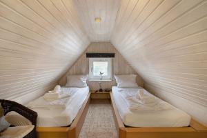 two beds in a small room with a window at Sylt Ferienwohnung 4 Westerland in Westerland