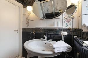 a bathroom with a sink and a mirror at Sylt Ferienwohnung 4 Westerland in Westerland