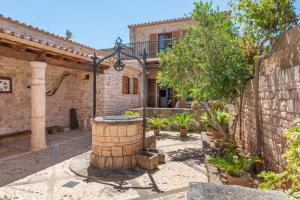a courtyard of a house with a fountain at S'era in Santanyi