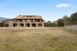 an old house in a field with a yard at Casanova de Noet in Aviá