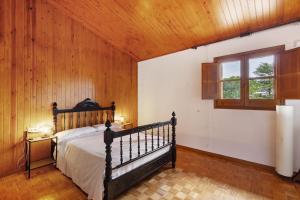 a bedroom with a bed and a wooden ceiling at Casanova de Noet in Aviá +33 photos
