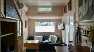 a living room with a couch in a tiny house at Tiny House Nr 2 in Schwielowsee