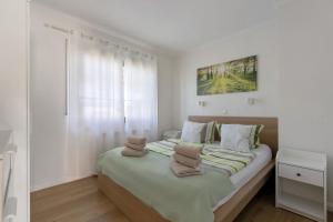a bedroom with a large bed with towels on it at Haus am Hemm in Meldorf