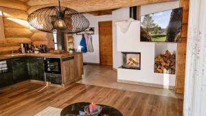 a living room with a fireplace in a log cabin at Naturstamm Chalets in Untergriesbach