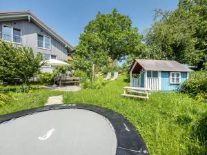 a backyard with a trampoline and a house at Ferienhof Mrowka in Reutin