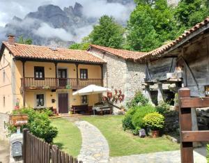 a house with a garden in front of it at El Jermoso in Posada de Valdeón
