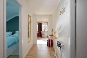 a hallway leading to a bedroom with a bed and a table at Angernest in Elfershausen