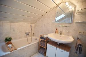 a bathroom with a sink and a bath tub at Angernest in Elfershausen