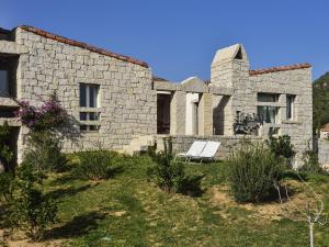 a stone building with a bench in front of it at Li Conchi 13 in Castiadas