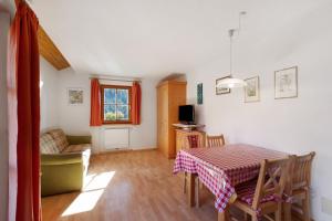 a living room with a table and a couch at Inneroswalderhof in Anterselva di sotto