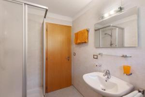 a bathroom with a sink and a shower at Inneroswalderhof in Anterselva di sotto +47 photos