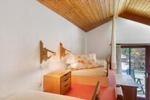 a bedroom with a bed and a desk and a window at Gästehaus Himmelswiese Ingo Reetz in Schönwald