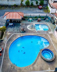 an overhead view of a large blue swimming pool at Hotel Nivel 5 in Macas