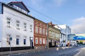 a city street with buildings on the side of the road at Stadt-Loft mit Dachterrasse in Nordhausen