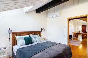 a bedroom with a bed and a dining room at Stadt-Loft mit Dachterrasse in Nordhausen
