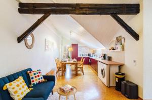 a living room with a blue couch and a table at Stadt-Loft mit Dachterrasse in Nordhausen