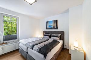a bedroom with a bed and a window at Ferienwohnung Am Salzhaff B6 in Rerik