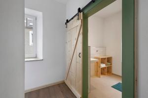 a sliding barn door in a room at Fichtel7 in Wunsiedel +58 photos