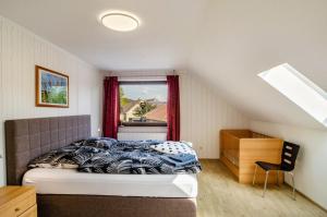 a bedroom with a bed and a window at Ferienwohnung Bodenstein in Surwold