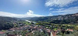 a town in a valley with a river and mountains at Retiro do Viajante in Penacova