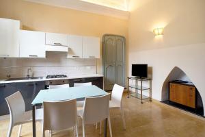 a kitchen with a table and chairs in a room at Conchiglia, borgo dei pescatori in Cervo