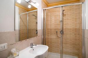 a bathroom with a sink and a shower at Conchiglia, borgo dei pescatori in Cervo
