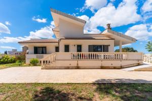 a house with a large driveway in front of it at Casa Vacanze Le Giuggiole in Spongano